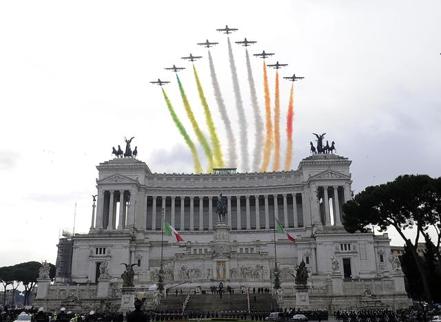 Mattarella: frecce tricolore sorvolano Piazza Venezia